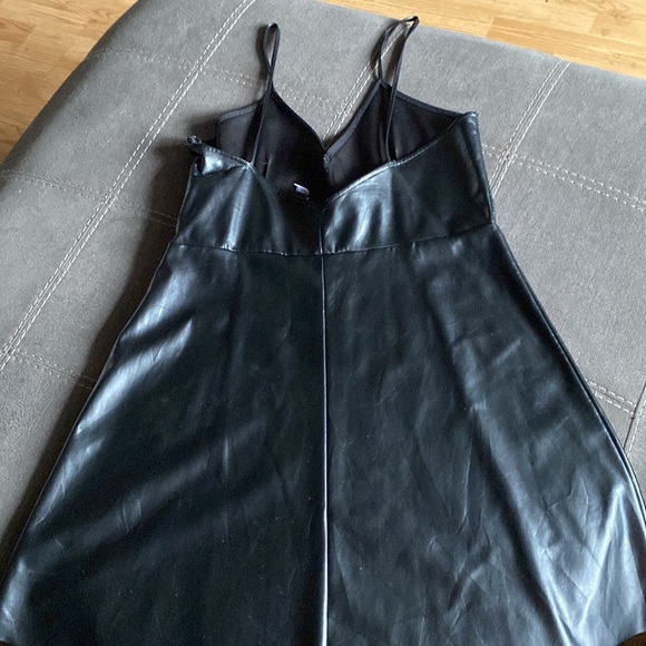 Robe - Picture 2 of 2